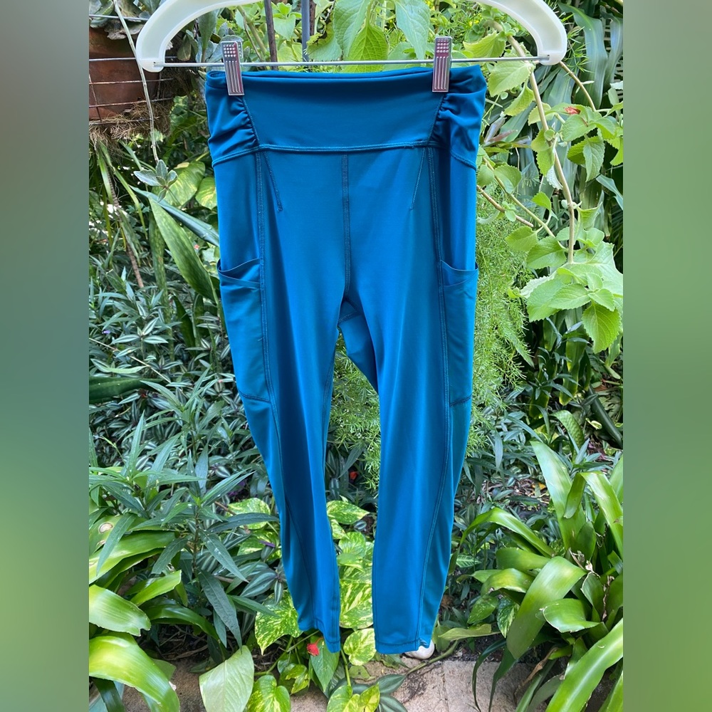 LULULEMON Legging size 4 capri length mesh accents